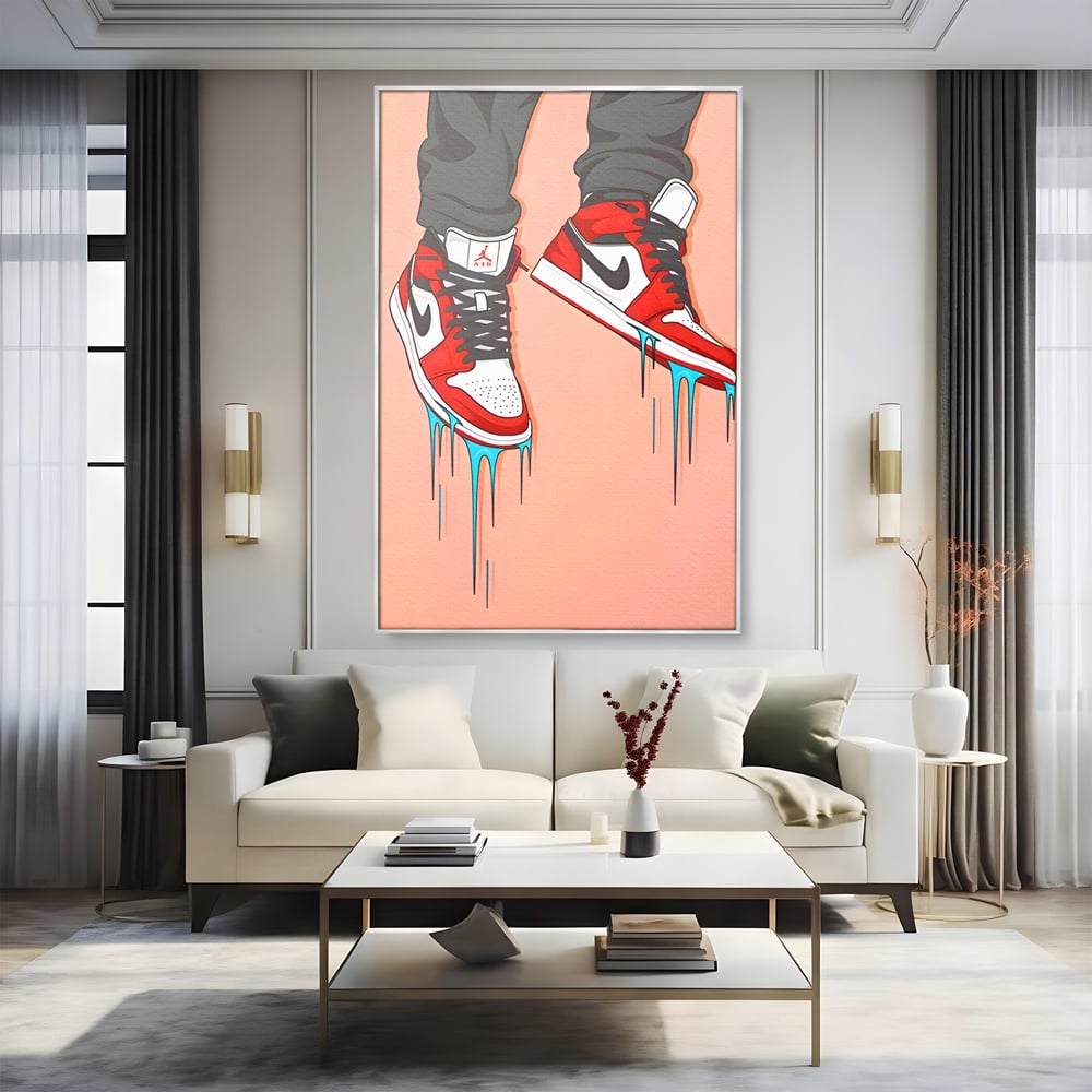 Tablou canvas cu ilustratie digitala cu adidasi rosii, in rama de aluminiu argintiu, pe perete intr-un living